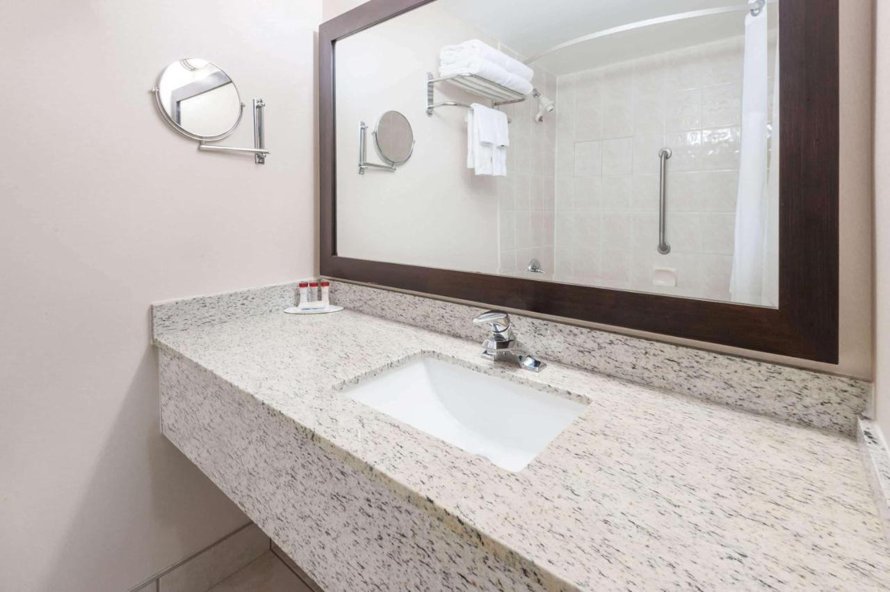 Ramada By Wyndham Edmonton South Ξενοδοχείο Εξωτερικό φωτογραφία