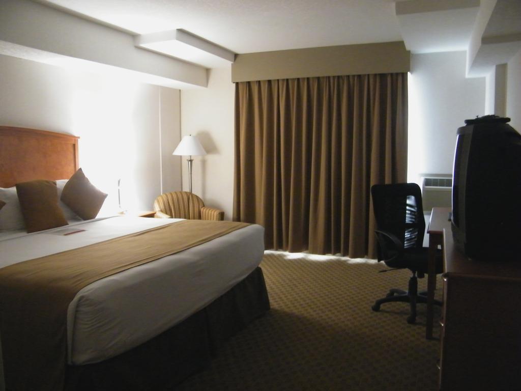 Ramada By Wyndham Edmonton South Ξενοδοχείο Δωμάτιο φωτογραφία